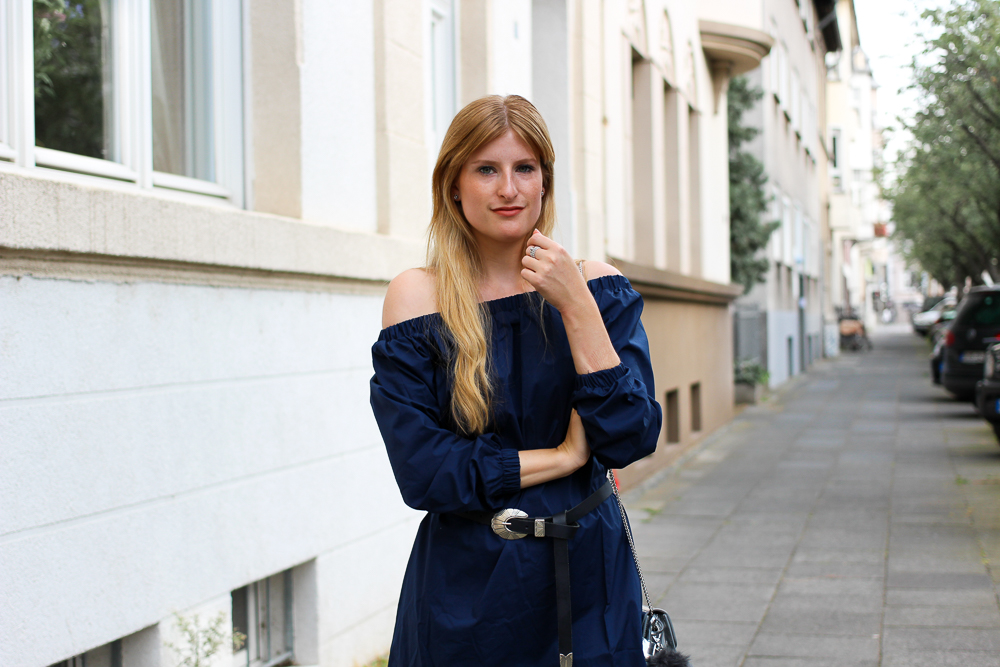 Off-Shoulder Kleid Sommertrend kombinieren Zara Stiefeletten Furla Metropolis silber Modeblog Köln 3