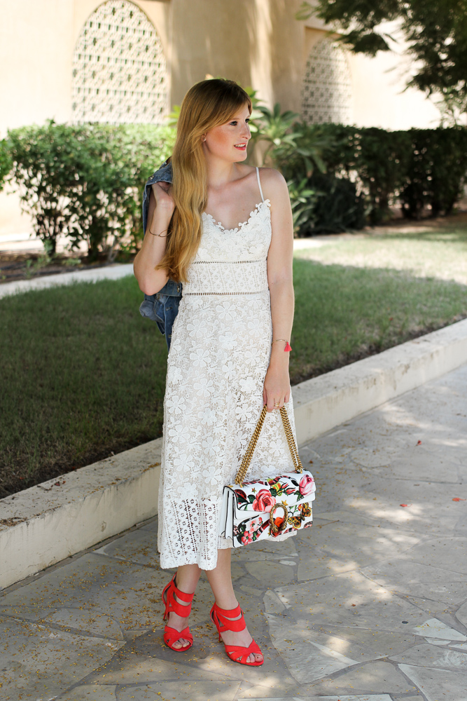 Weißes Spitzenkleid Jeansjacke mit Stickereien Gucci Dionysus Garden Print Modeblog 1