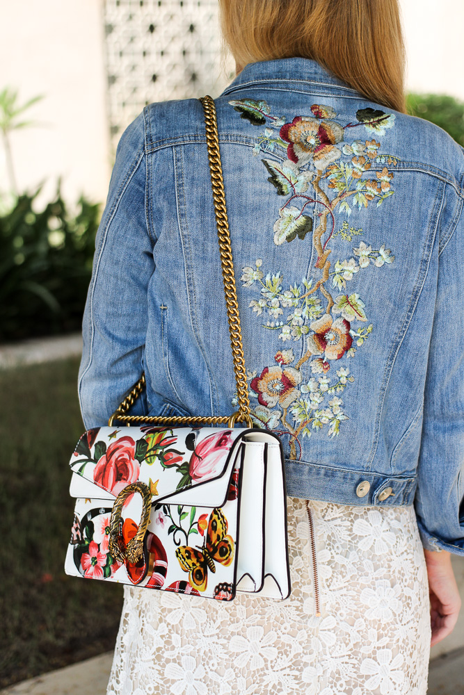 Weißes Spitzenkleid Jeansjacke mit Stickereien Gucci Dionysus Garden Print Modeblog 4