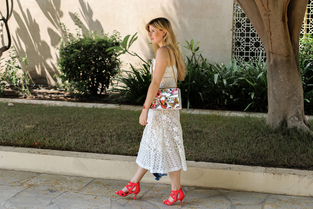 Weißes Spitzenkleid Urlaubsoutfit Gucci Dionysus Garden Print Modeblog Outfit street style 3