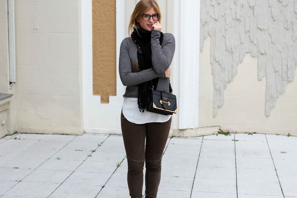Casual Jeans Look mit Zara Pullover, Schal & Prada Tasche