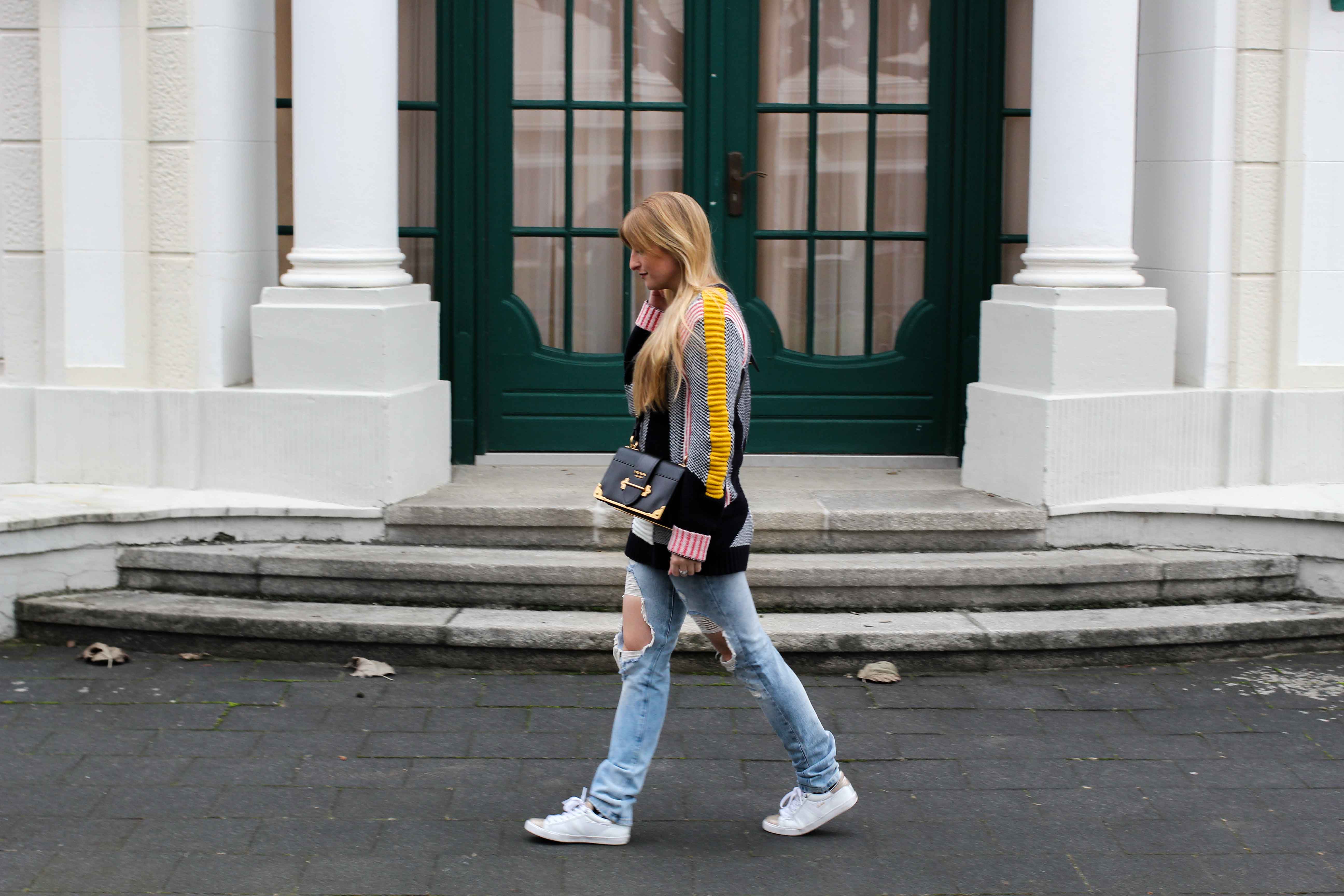 Streetstyle Look Bunter Wollpullover Asos Statementpullover Ripped Jeans Fashion Blog Köln 2