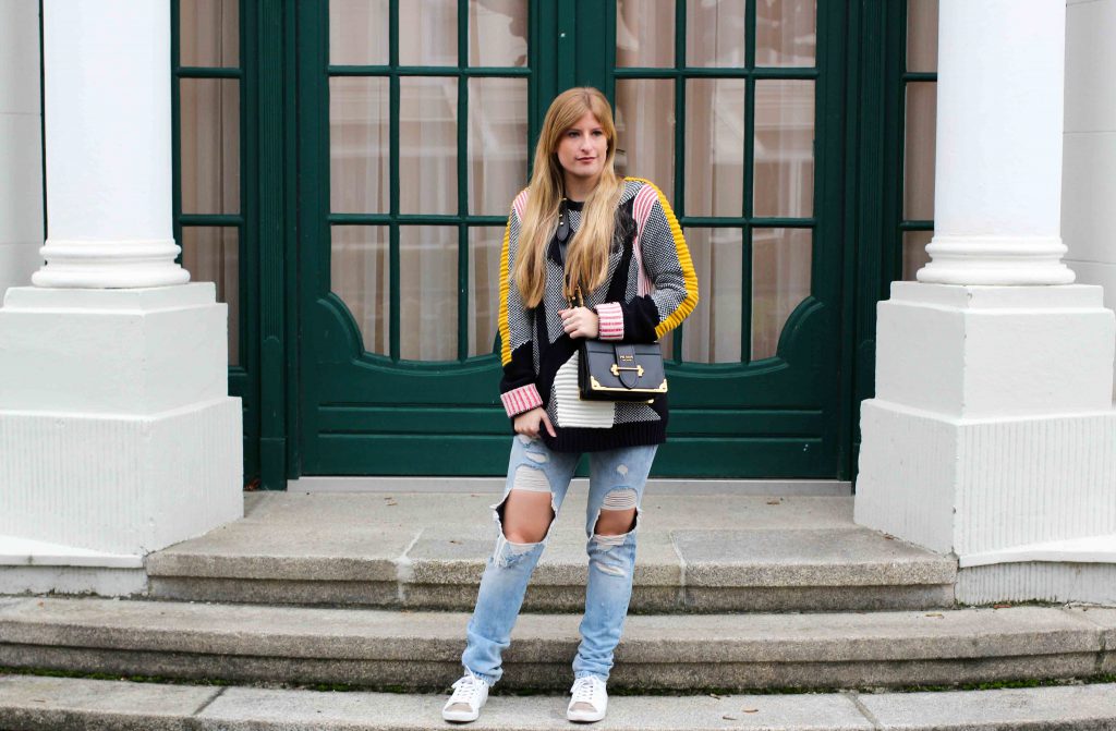 Streetstyle Look | Bunter Wollpullover & Ripped Jeans