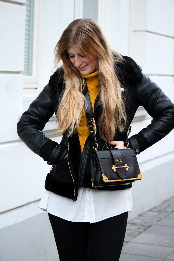 Rüschenpullover kombinieren Layering Bluse Prada Cahier Bag Modeblog Bonn Streetstyle