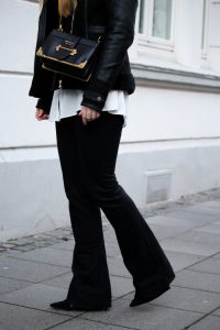 Schlaghose kombinieren Jeans Trend Jeanstrend 2017 Outfit Jeanshose