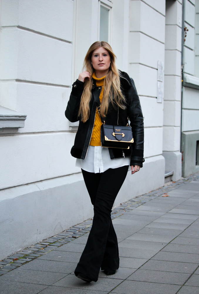 Schlaghose kombinieren Rüschenpullover Prada Tasche Modeblog Bonn Streetstyle