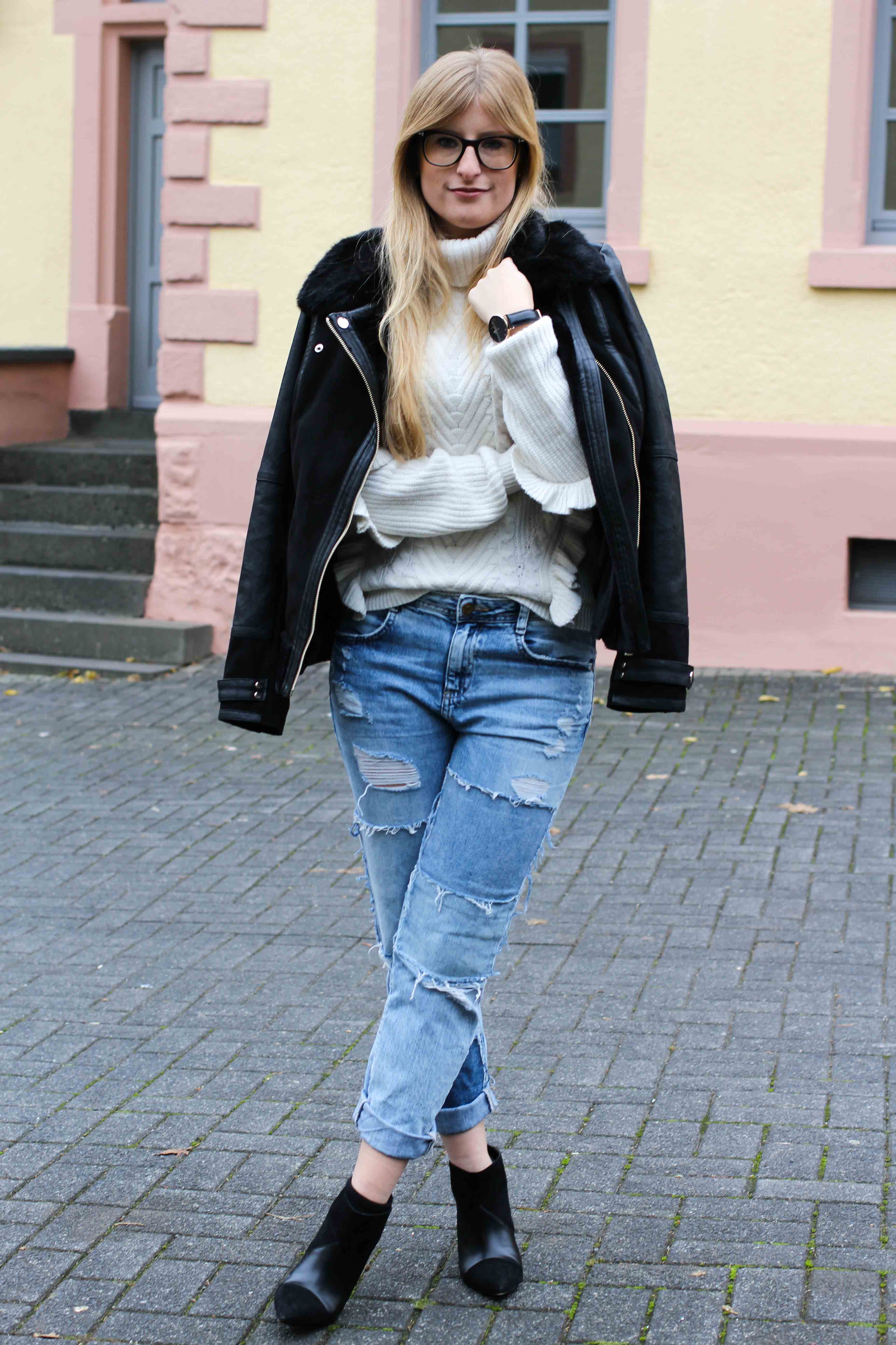 Streetstyle Rüschenpullover kombinieren Jeans Zara Stiefeletten schwarz OOTD Modeblog