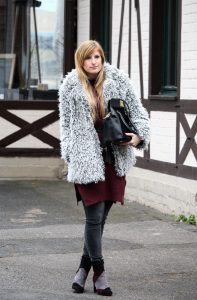 Ankle Boots in Patchwork-Optik Teddy Jacke kombinieren Winteroutfit OOTD Modeblog