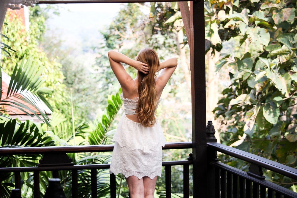 Sommeroutfit Thailand weißes Spitzenkleid perfektes Sommerkleid als Urlaubsoutfit Modeblog Chiang Mai