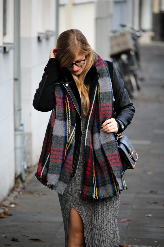 Weihnachtsoutfit langes Wollkleid Asos KaroSchal Prada Tasche Modeblog