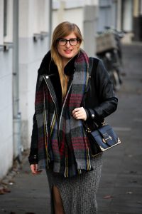 Weihnachtsoutfit langes Wollkleid Asos Pilotenjacke Lederjacke Karo-Schal kombinieren