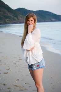 Thailand Strandlook Outfit Jeans Hotpants Patches Zara Tunika-Bluse weiß Koh Chang Klong Kloi Beach Modeblog