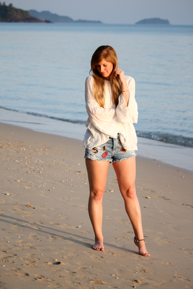 Thailand Strandlook Outfit Jeans Hotpants Patches Zara Tunika-Bluse weiß Koh Chang Klong Kloi Beach Modeblog