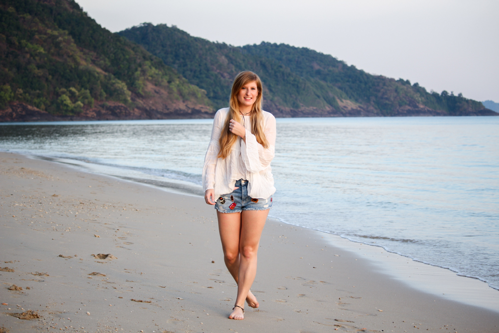 Thailand Strandlook Outfit Jeans Hotpants Patches Zara Tunika-Bluse weiß Koh Chang Klong Kloi Beach Modeblog t