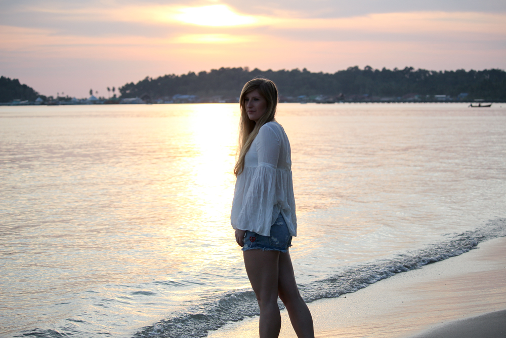 Thailand Strandlook Outfit Jeans Hotpants Patches Zara Tunika-Bluse weiß Koh Chang Klong Kloi Beach Sonnenuntergang
