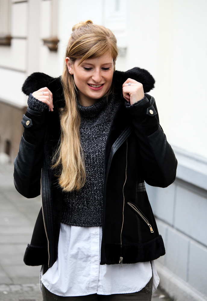 Casual Streetstyle Crop Top Pullover Layering Bluse schwarze lammfelljacke Fashion Blogger Köln Outfit