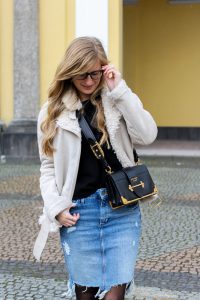 Frühlingstrend 2017 Mittellanger Jeansrock kombinieren Strumpfhose Lammfelljacke Zara 6