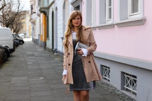 Slip Dress Samtkleid kombinieren Layering Bluse Trenchcoat Outfit Trend modeblog Bonn 5