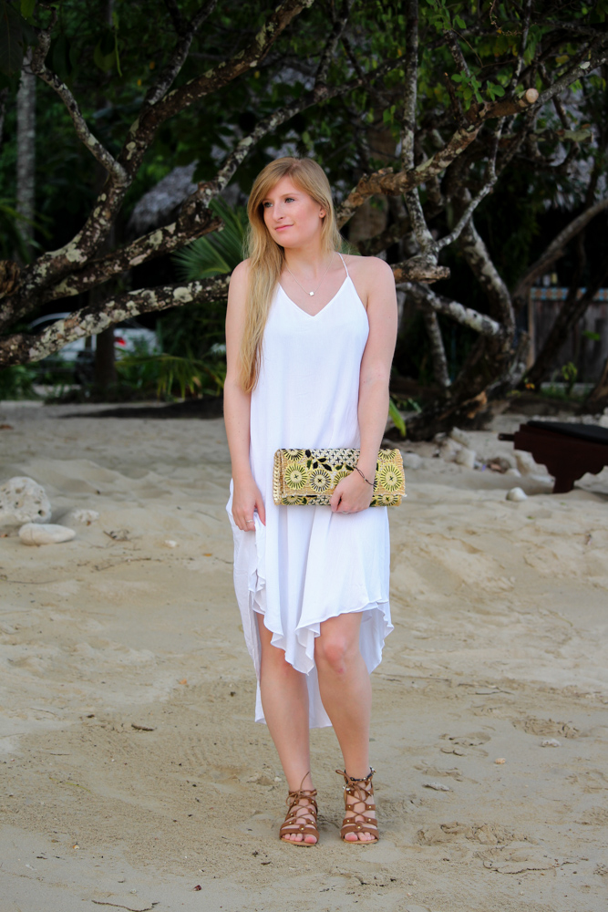 Weißes Strandkleid gemusterte Clutch Römersandalen Strandlook Koh Chang Modeblog
