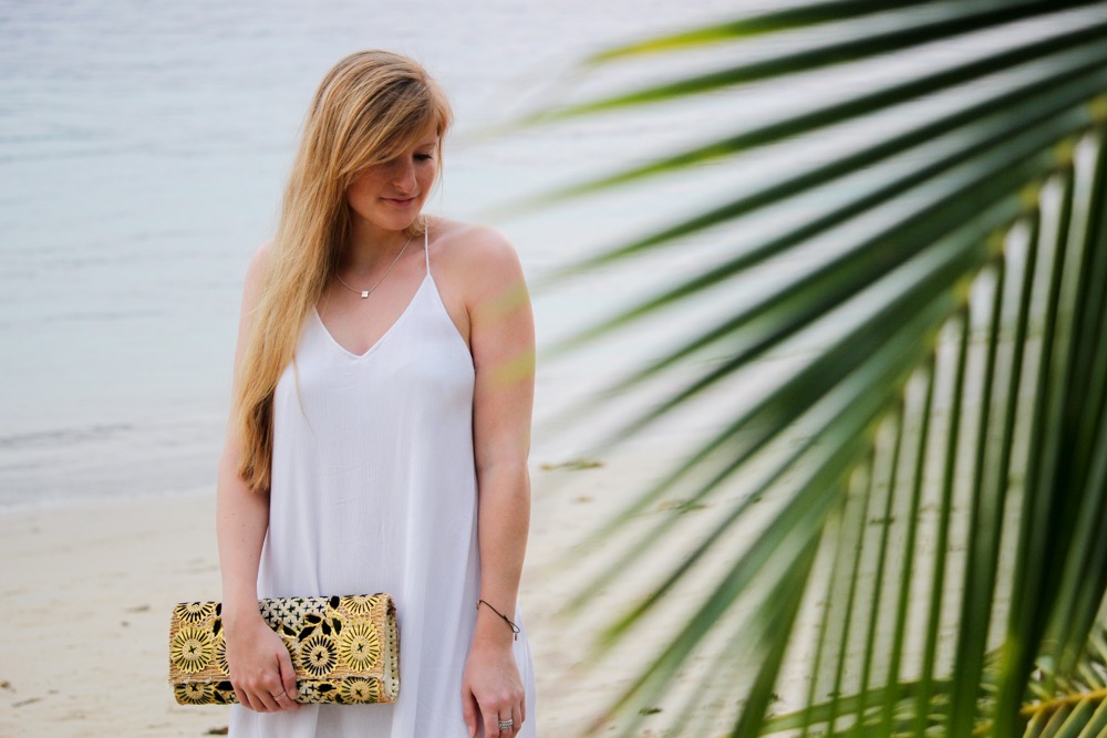 Weißes Strandkleid gemusterte Clutch Strandlook Koh Chang Modeblog