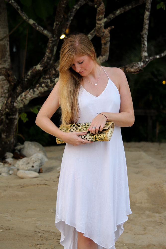Weißes Strandkleid gemusterte Clutch Strandlook Koh Chang Modeblog Outfit Thailand