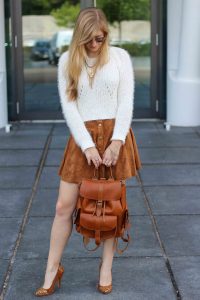 Wildleder A-Linien Rock Knopfleiste Crop Top Lederrucksack Frühling #kölnbloggt Modeblog Köln 1