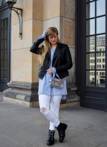 Streifen-Bluse Schleifen-Ärmel Edited weiße Sommerhose Lederjacke nieten Boots Outfit Streetstyle Berlin Fashionblog