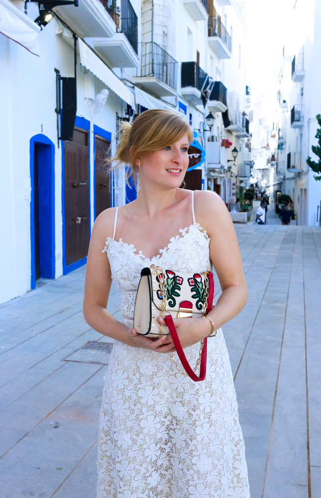 Ibiza Outfit Ibiza Style weißes Spitzenkleid Sandalen Emu Australia Fashion Blogger Streetstyle Ibiza Altstadt 2