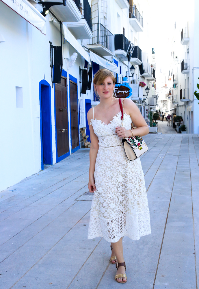 Ibiza Outfit Ibiza Style weißes Spitzenkleid Sandalen Emu Australia Fashion Blogger Streetstyle Ibiza Altstadt 4