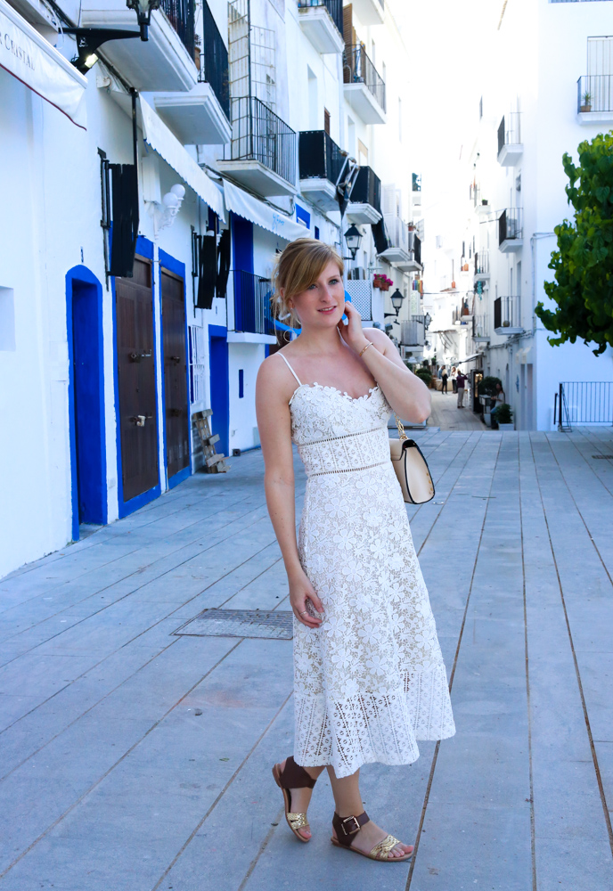 Ibiza Outfit Ibiza Style weißes Spitzenkleid Sandalen Emu Australia Fashion Blogger Streetstyle Ibiza Altstadt 7