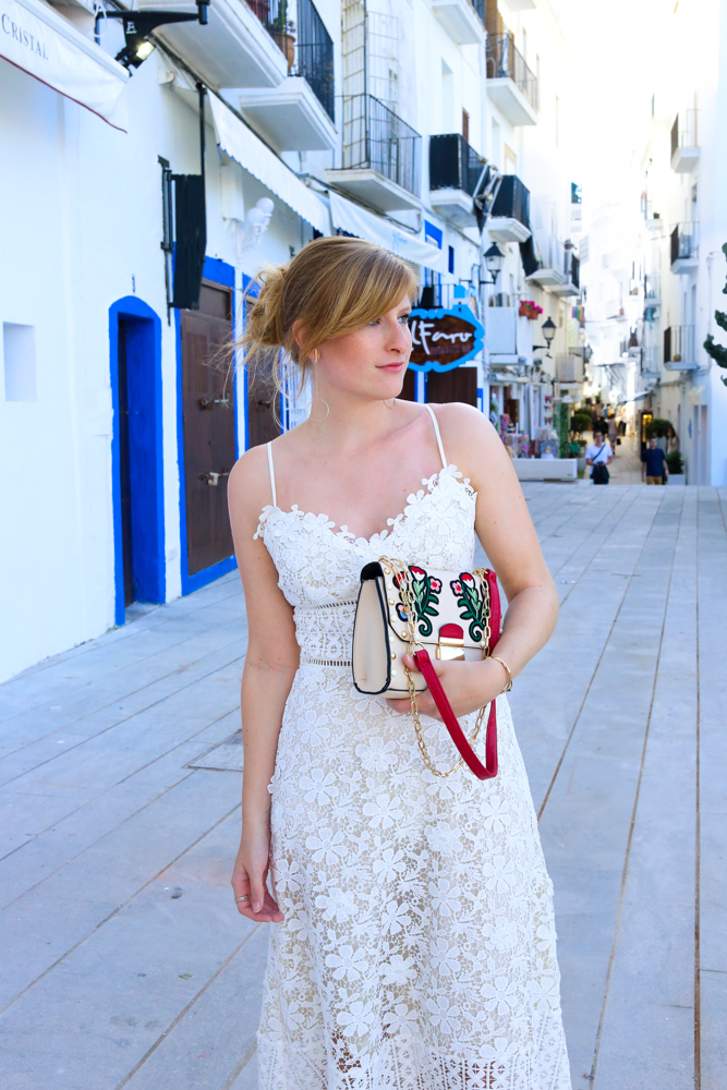 Ibiza Outfit Ibiza Style weißes Spitzenkleid Sandalen Emu Australia Fashion Blogger Streetstyle Ibiza Altstadt 8