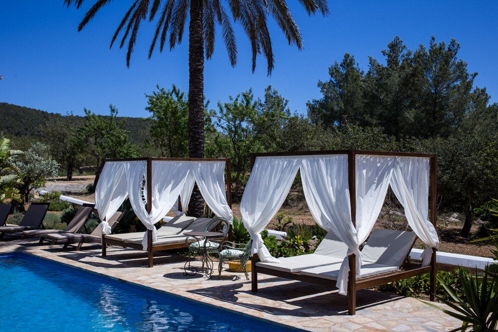 Ibiza Villa Typico San Miguel Traumvilla OneVillasIbiza Pool Poolliegen Travelblog