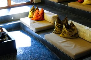 Kuschelhotel Gams Bezau Österreich Wellnessbereich Sitzecke Feuerstelle Romantikhotel Wellnesshotel Reiseblogger