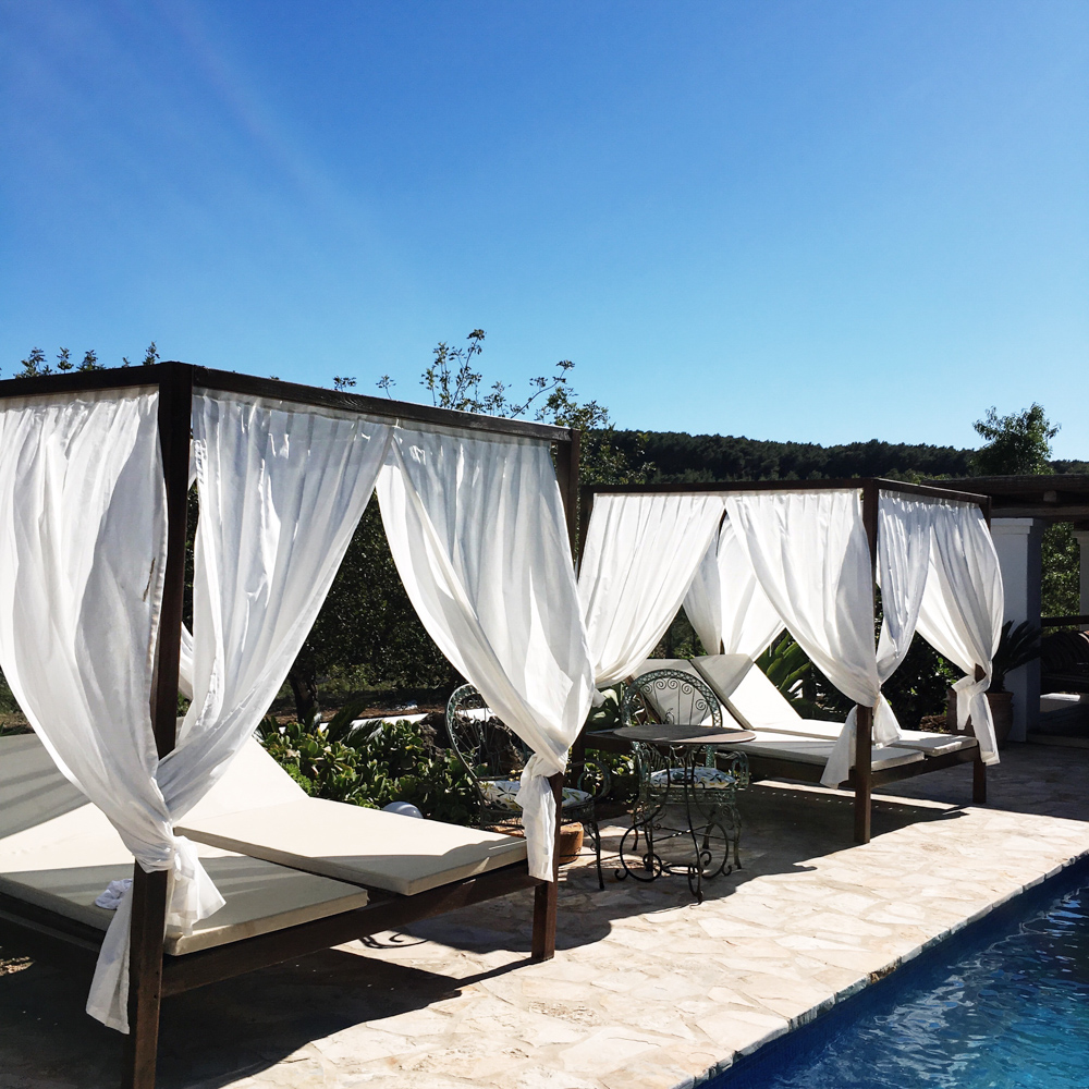 Monatsrückblick-April-Reiseblogger-Ibiza-Blogger-Reise-Ibiza-Villa-Pool-Poolliegen