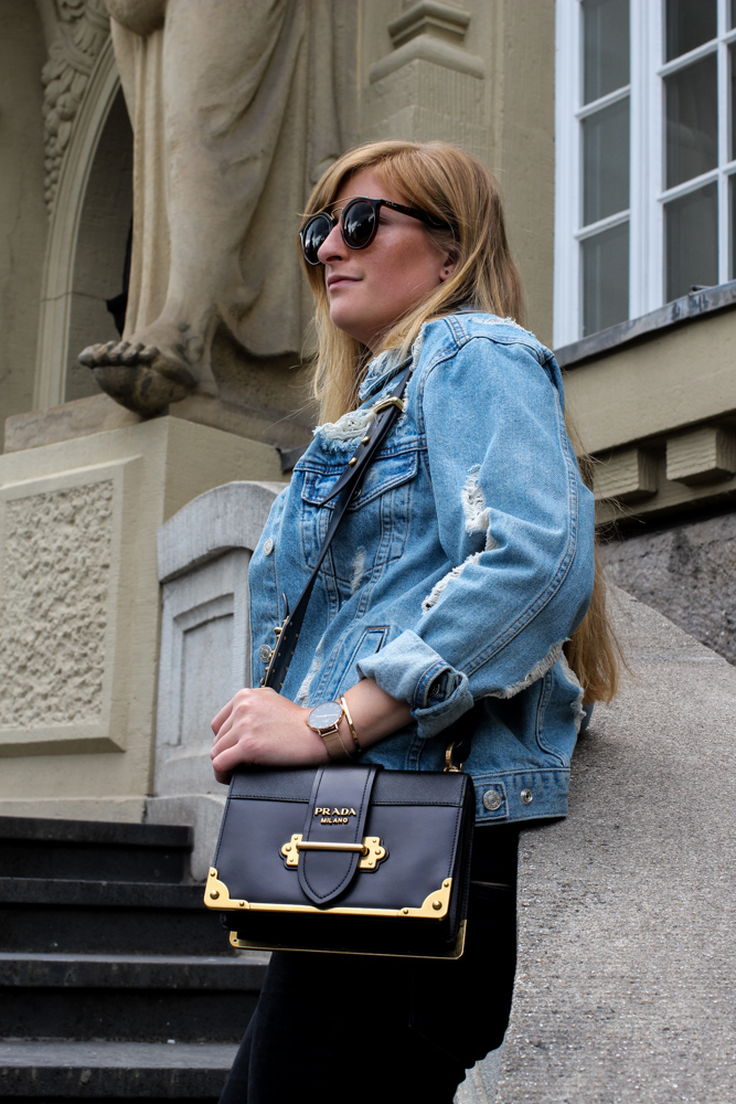 Zalando Spring Outfit Prada Cahier Bag Zerrissene Jeansjacke Oversized Streetstyle Look Fashion Blogger Köln 