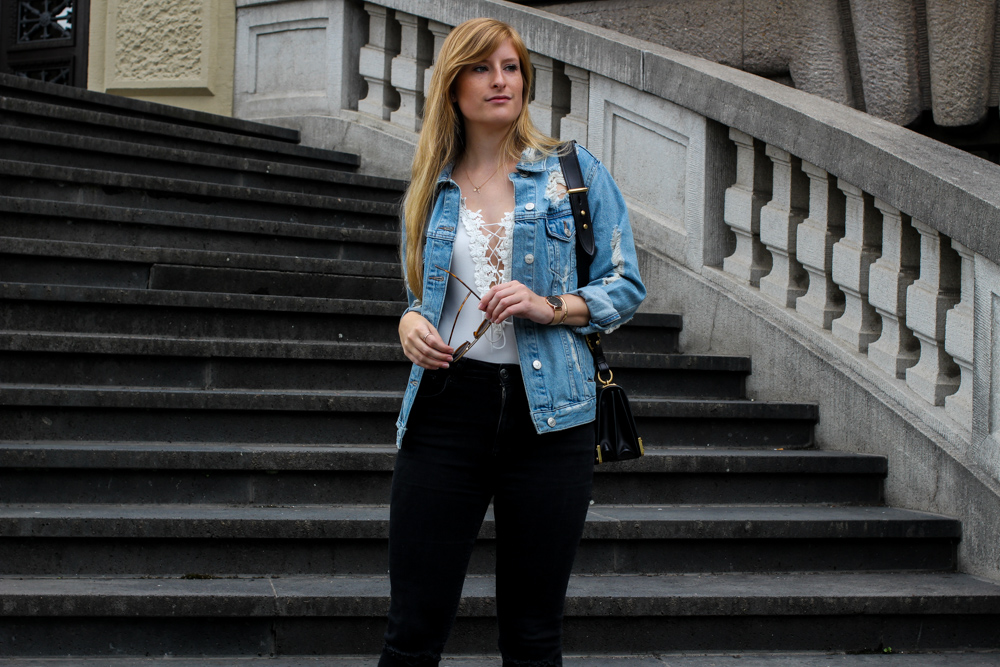 Zalando Spring Outfit Weißer V-Ausschnitt Body Zerrissene Jeansjacke Oversized Streetstyle Look Blogger Köln