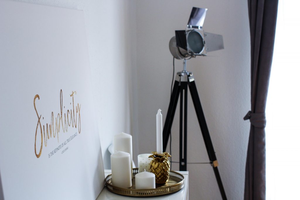 Interior Tipp Wohnung Poster Leinwand Simplicity is the keynote of all true elegance Coco Chanel Posterlounge Filmlampe