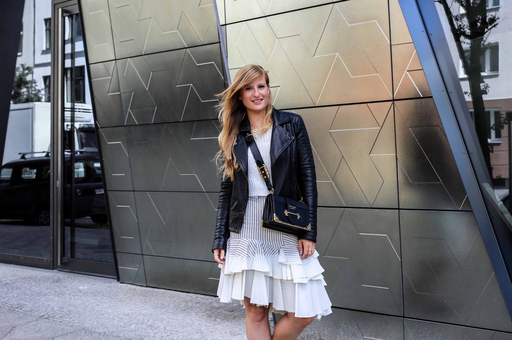 Fashion Week Outfit Berlin Asymmetrischer Jeansrock Streifen Zara Crop Top Mules Lederjacke Streetstyle Modeblog 5