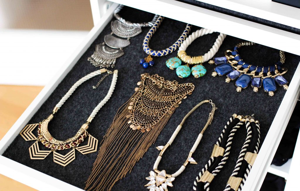 Mein Ankleidezimmer PAX Schrank Ikea #zeigdeinenPAX KOPMLEMENT Ausziehboden Schmuck Ketten Blogger