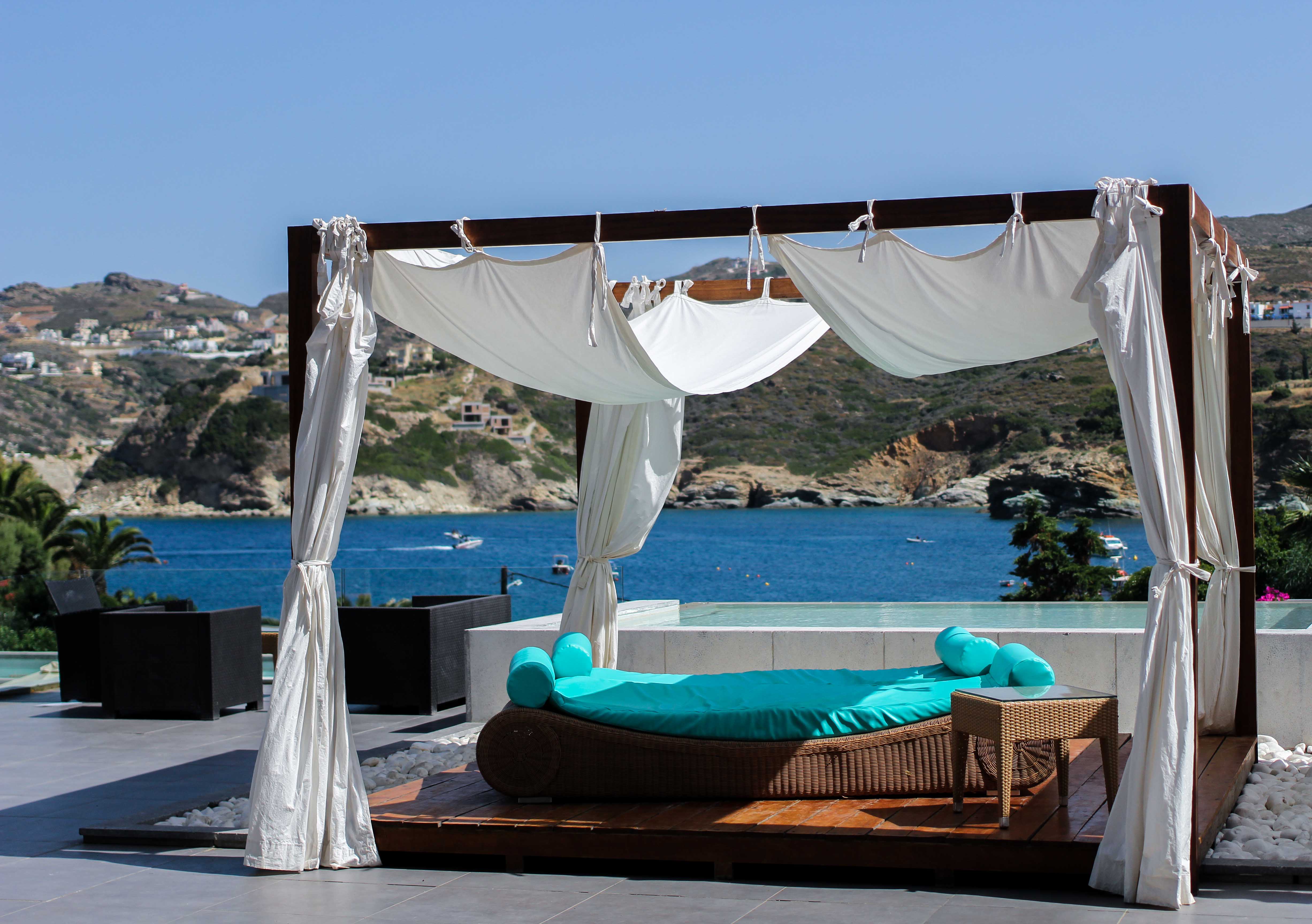 Out of the Blue Capsis Elite Resort Luxushotel Kreta Griechenland Reiseblog Pool Liege Sonnenschirm Paradies