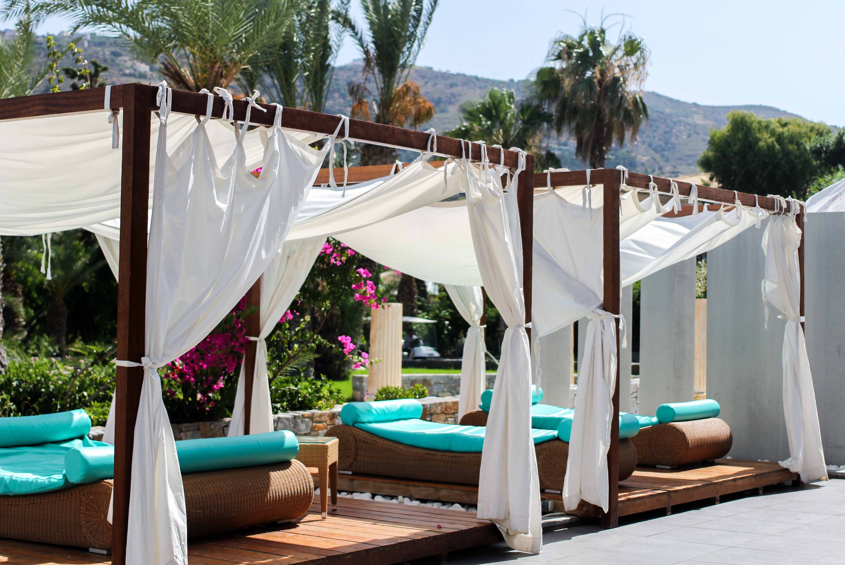 Out of the Blue Capsis Elite Resort Luxushotel Kreta Griechenland Reiseblog Pool Liege Sonnenschirm Paradies 2
