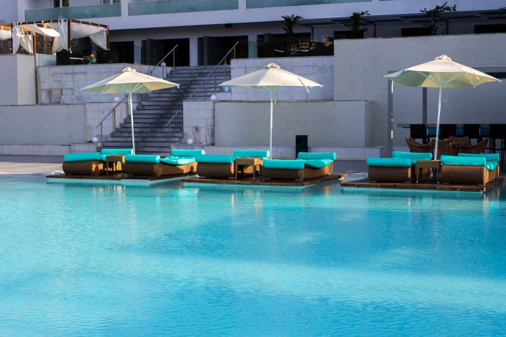 Out of the Blue Capsis Elite Resort Luxushotel Kreta Griechenland Reiseblog Pool Liege Sonnenschirm Paradies 4