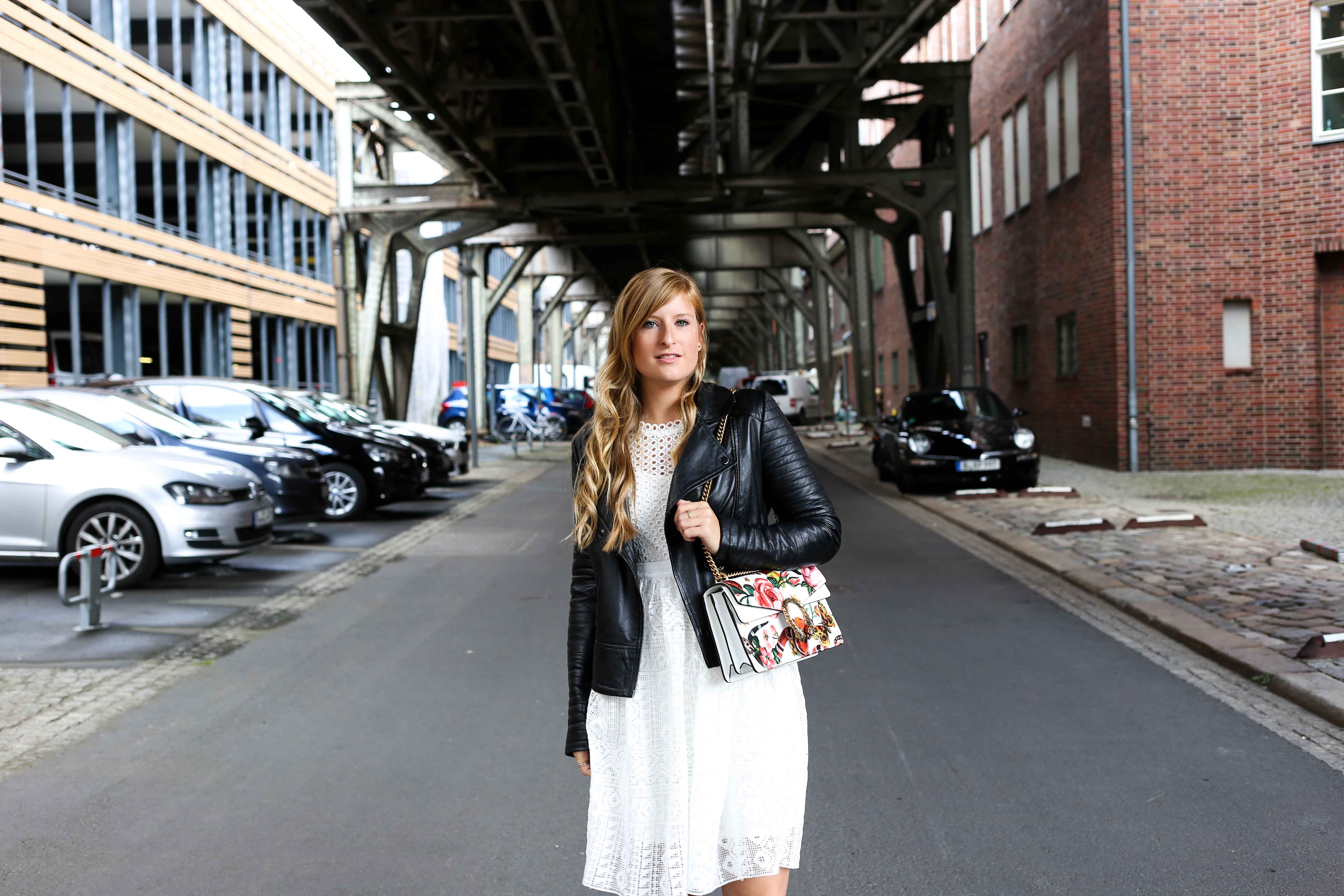 Fashion Week Outfit streetstyle weißes Spitzenkleid Asos kombinieren Lederjacke Modeblog Deutschland Fashion Blogger OOTD 7