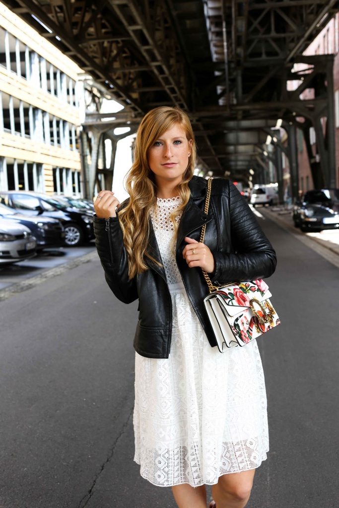 Fashion Week Outfit weißes Spitzenkleid Asos flache Ledersandalen mit Federn kombinieren Lederjacke Modeblog Deutschland Fashion Blogger OOTD 2