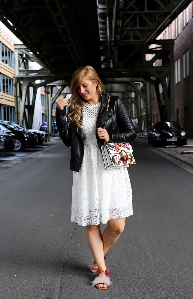 Fashion Week Outfit weißes Spitzenkleid Asos flache Ledersandalen mit Federn kombinieren Lederjacke Modeblog Deutschland Fashion Blogger OOTD 8