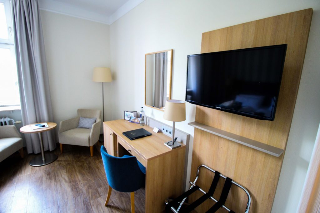 Schlosshotel Karlsruhe Hotelzimmer Arbeitsplatz Luxushotel Hotel Review Reiseblog Brinisfashionbook