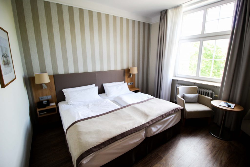 Schlosshotel Karlsruhe Hotelzimmer Bett Luxushotel Hotel Review Reiseblog Brinisfashionbook