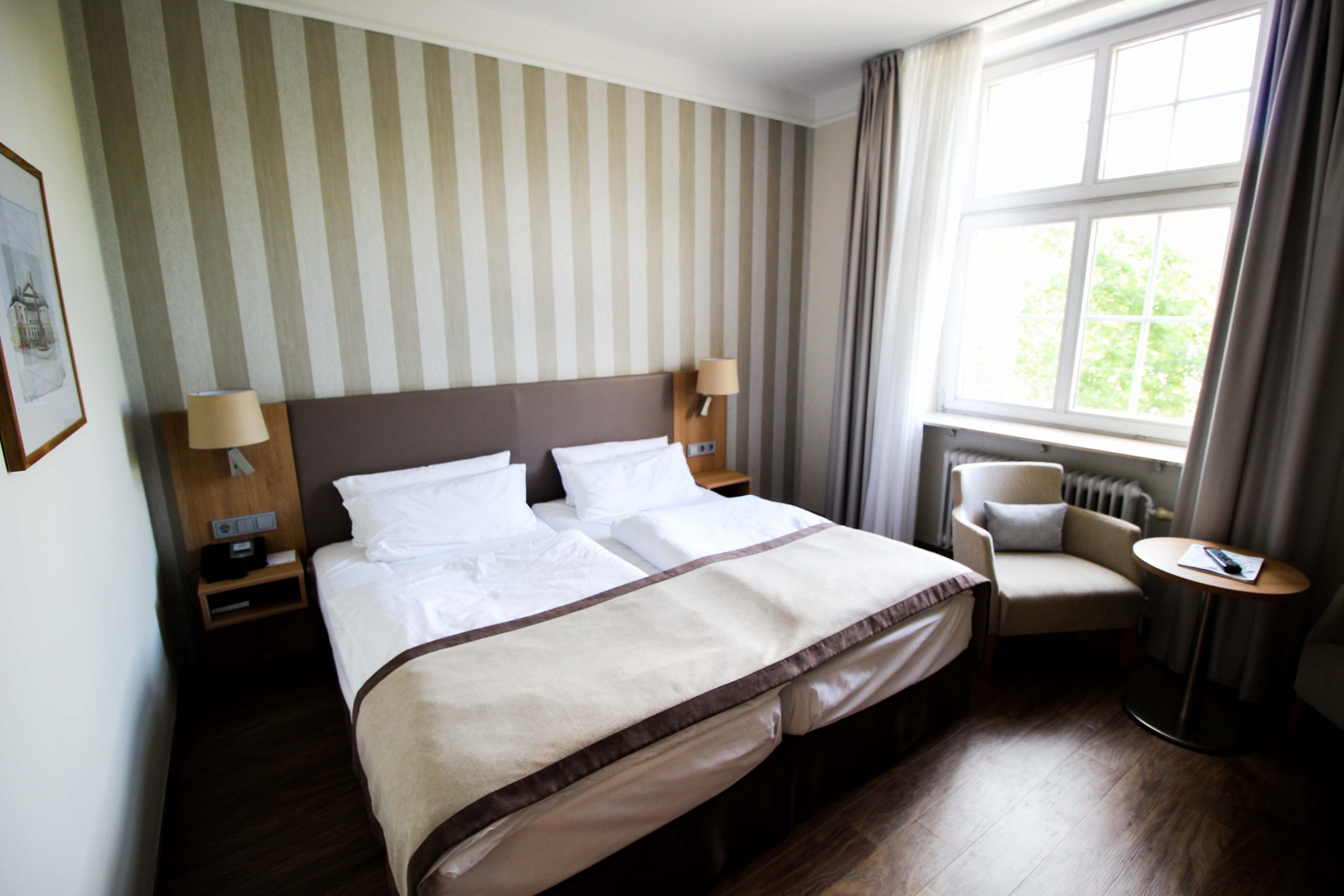 Schlosshotel Karlsruhe Hotelzimmer Bett Luxushotel Hotel Review Reiseblog Brinisfashionbook