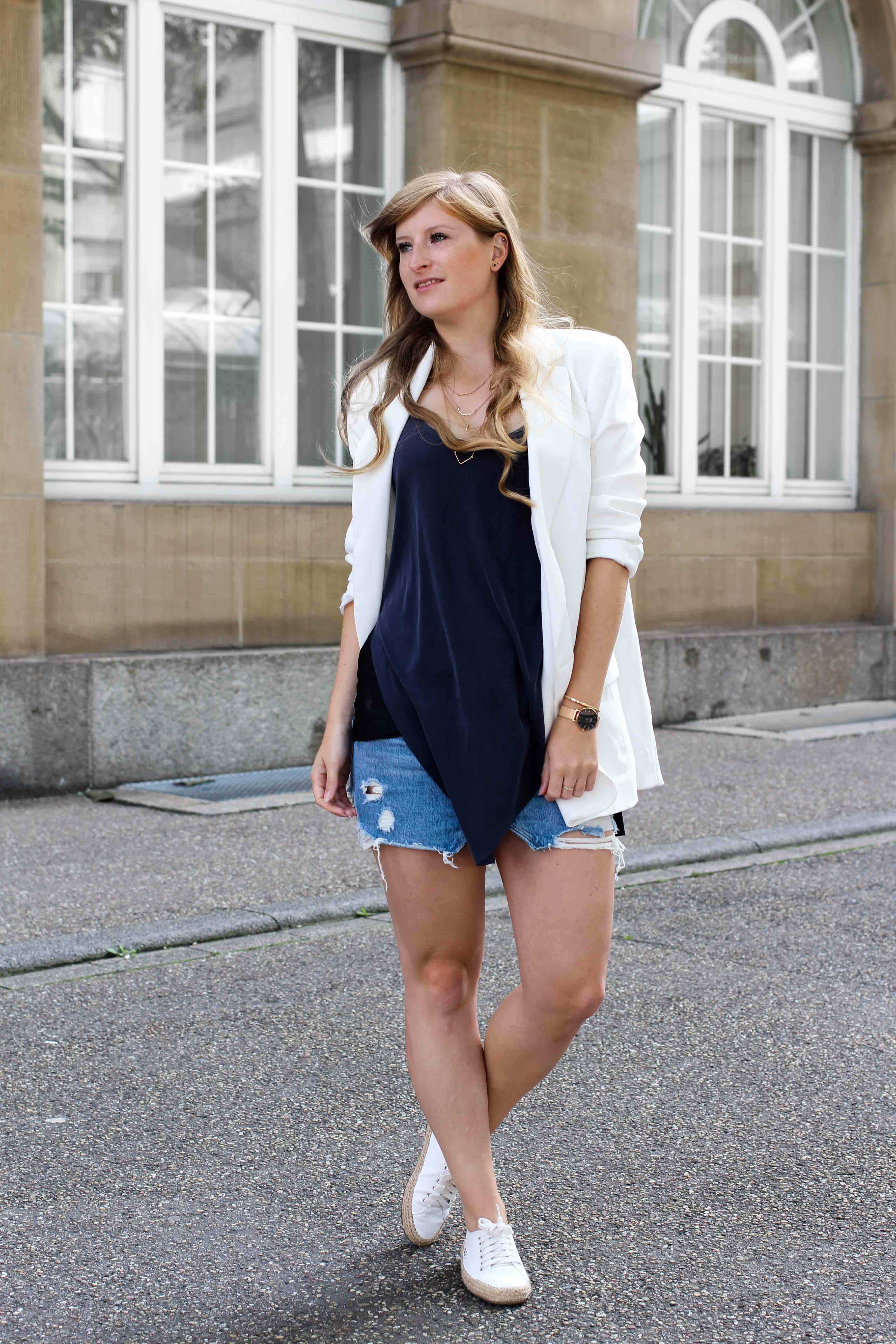 Spätsommeroutfit Zara Jeansrock kombinieren weißer Longblazer Zara weiße Sommerschuhe Modeblog Streetstyle Outfit Karlsruhe 11