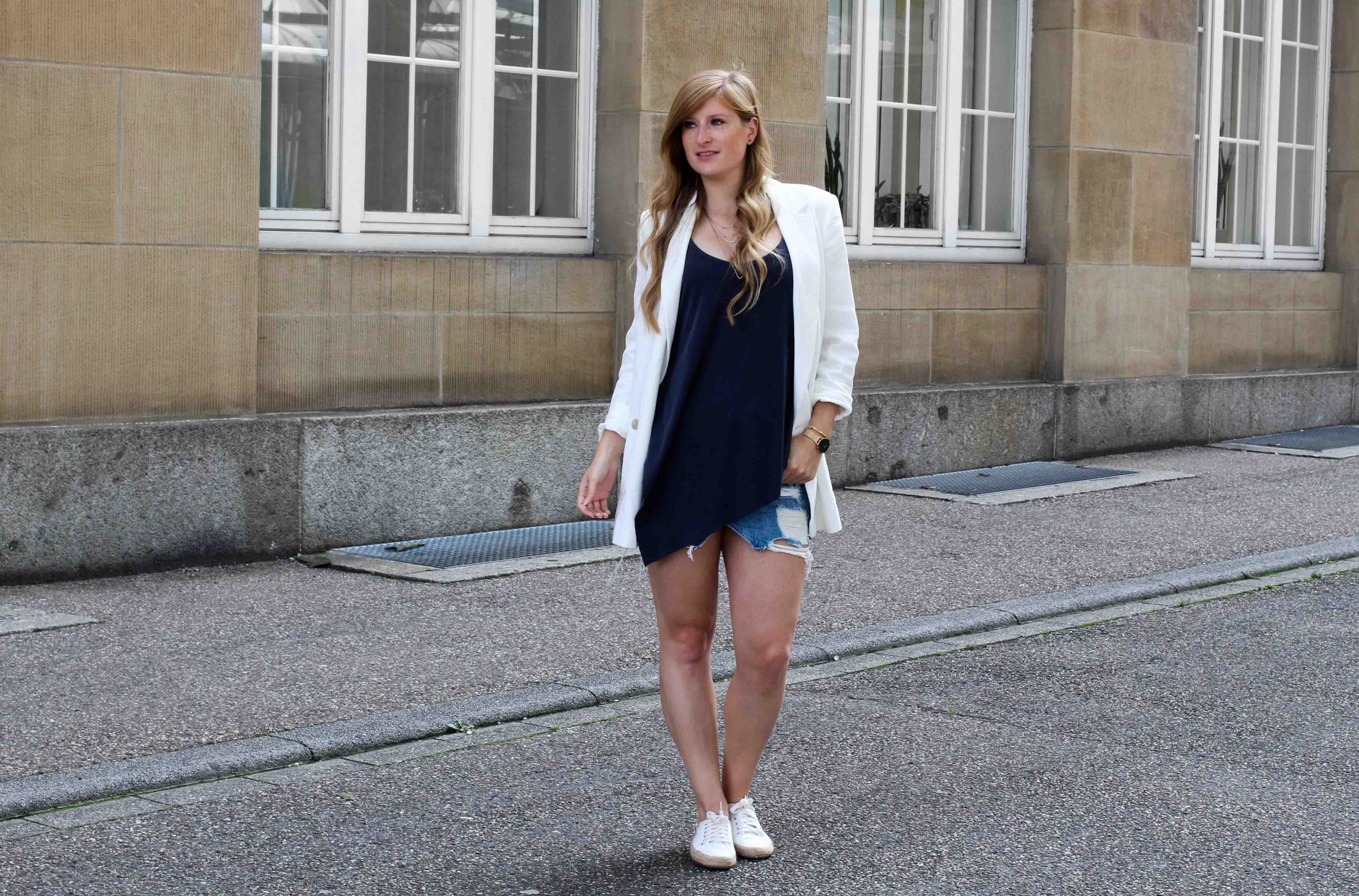 Spätsommeroutfit Zara Jeansrock kombinieren weißer Longblazer Zara weiße Sommerschuhe Modeblog Streetstyle Outfit Karlsruhe
